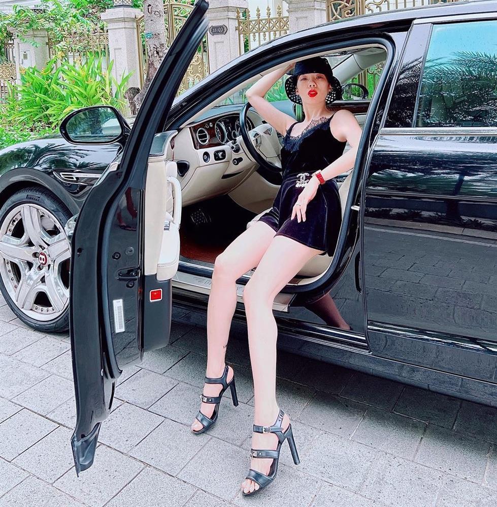 Lệ Quyên chăm tạo dáng với siêu xe 20 tỷ, kim cương đeo nặng tay-8
