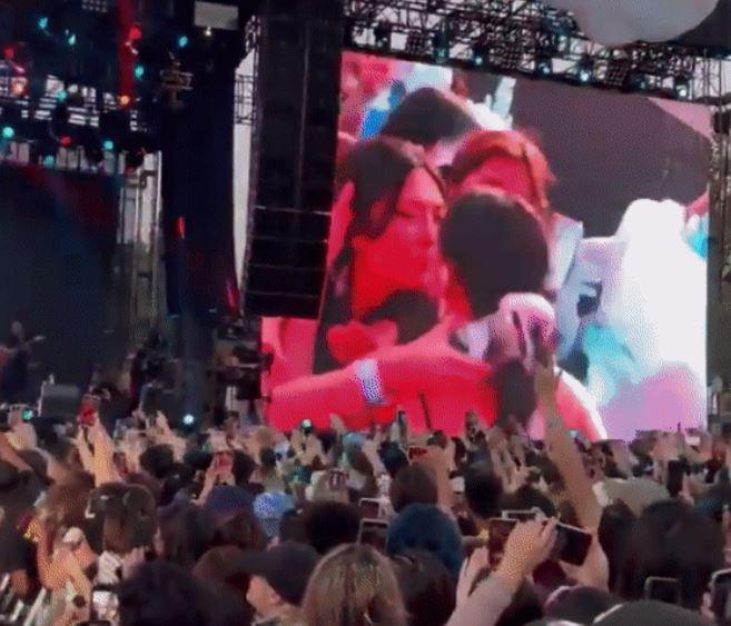 Nữ idol Kpop gây sốc khi đang hát thì ném bao cao su vào khán giả-1