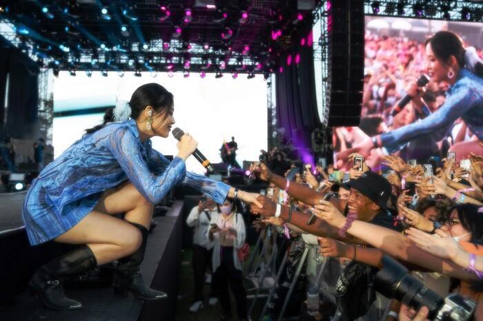 Nữ idol Kpop gây sốc khi đang hát thì ném bao cao su vào khán giả-2