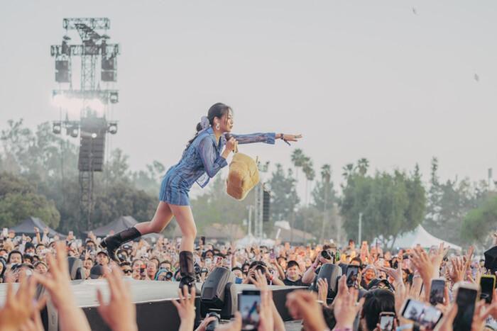 Nữ idol Kpop gây sốc khi đang hát thì ném bao cao su vào khán giả-3