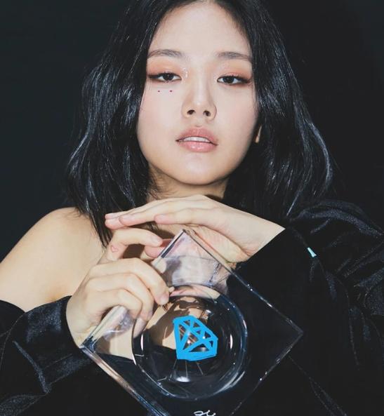 Nữ idol Kpop gây sốc khi đang hát thì ném bao cao su vào khán giả-4