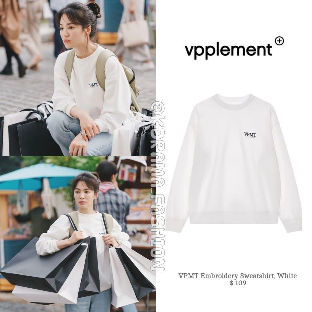 Đoạn hồi ức khi còn là một nhà thiết kế vô danh, Song Hye xuất hiện với chiếc sweater trắng 2,4 triệu đồng rất hợp cảnh...