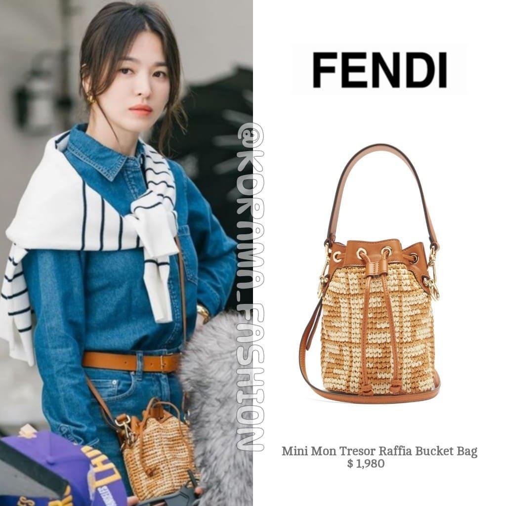 Điểm nhấn khác cho set đồ thuộc về chiếc túi đến từ nhà mốt Fendi với giá dễ yêu khoảng 44,8 triệu đồng