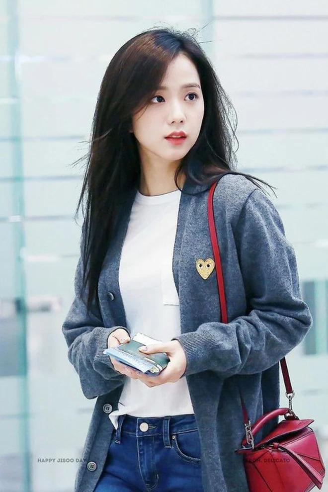 Jisoo sắm áo cardigan 1 mẫu theo lố diện quanh năm không chán-3