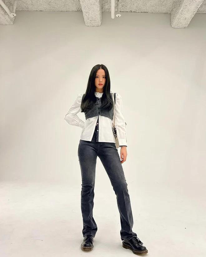 Jisoo sắm áo cardigan 1 mẫu theo lố diện quanh năm không chán-9