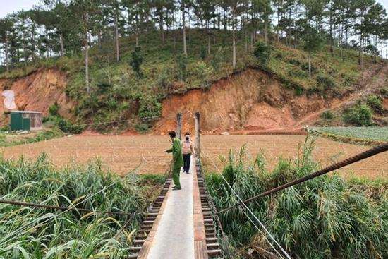 Dùng kích điện bắt cá, 3 người cùng 1 nhà tử vong thương tâm