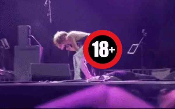 SHOCK: Nữ ca sĩ vừa hát vừa tiểu vào mặt khán giả trên sân khấu-3