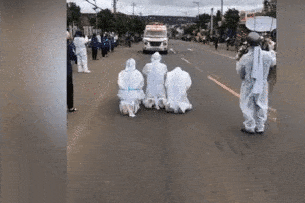 Clip: Người thân quỳ khóc giữa đường tiễn đưa bệnh nhân Covid-19