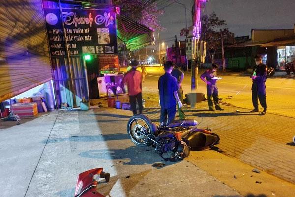 2 thanh niên tử vong cạnh trụ điện xe máy nát bươm trước cửa nhà dân lúc  rạng sáng  2sao