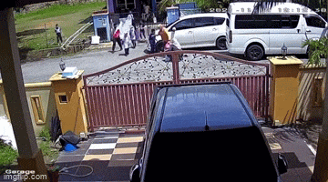 Rùng mình khoảnh khắc bé gái bị ô tô cuốn vào gầm xe tử vong-1