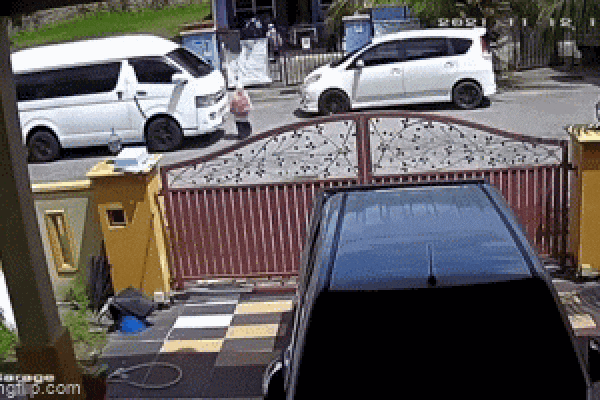 Clip: Xe điên đâm người đi ngược chiều văng vài chục mét bất động-2