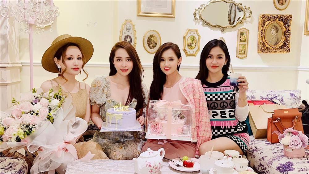 Lã Thanh Huyền chăm khoe vòng 1 phồn thực sau nghi án dao kéo-4