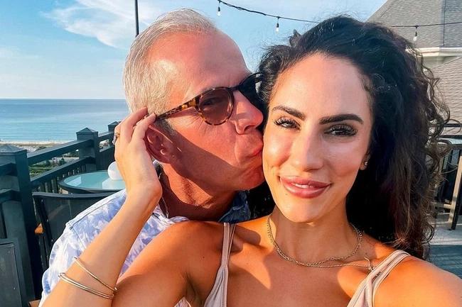 Cô gái khoe yêu triệu phú đáng tuổi bố và tiết lộ chi tiết kỳ cục-1