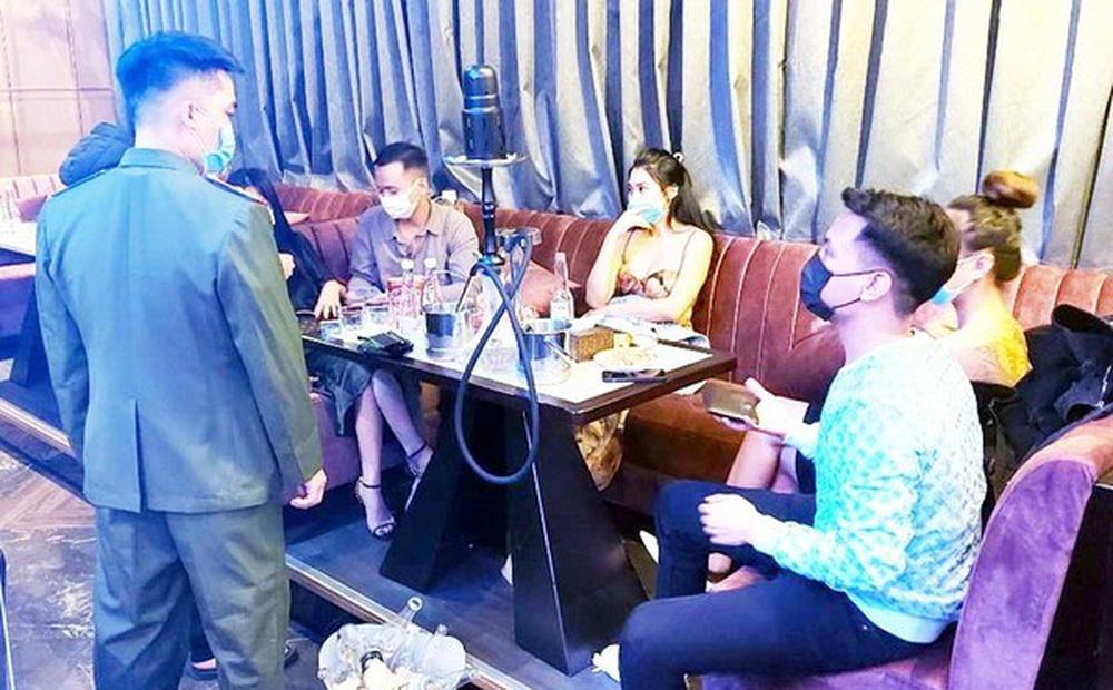 Núp bóng quán cà phê bán bóng cười, bật nhạc cho khách bay lắc thâu đêm-1