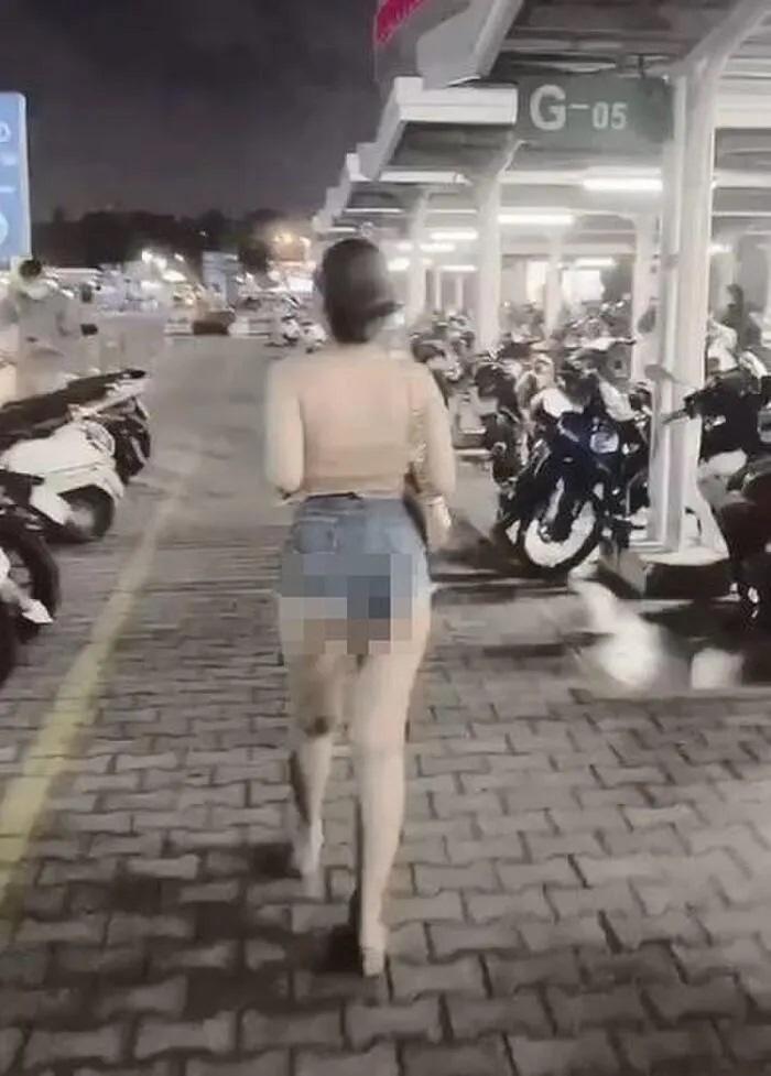 Gái xinh lĩnh đủ gạch đá vì mốt quần không che nổi bàn tọa-2