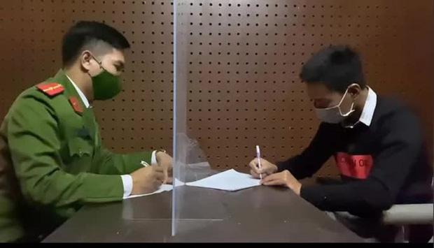 Clip: Tên cướp táo tợn kề dao vào cổ nhân viên thu ngân-1