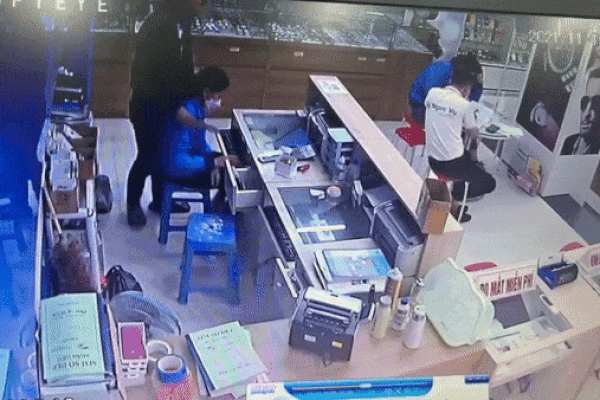 Clip: Tên cướp táo tợn kề dao vào cổ nhân viên thu ngân