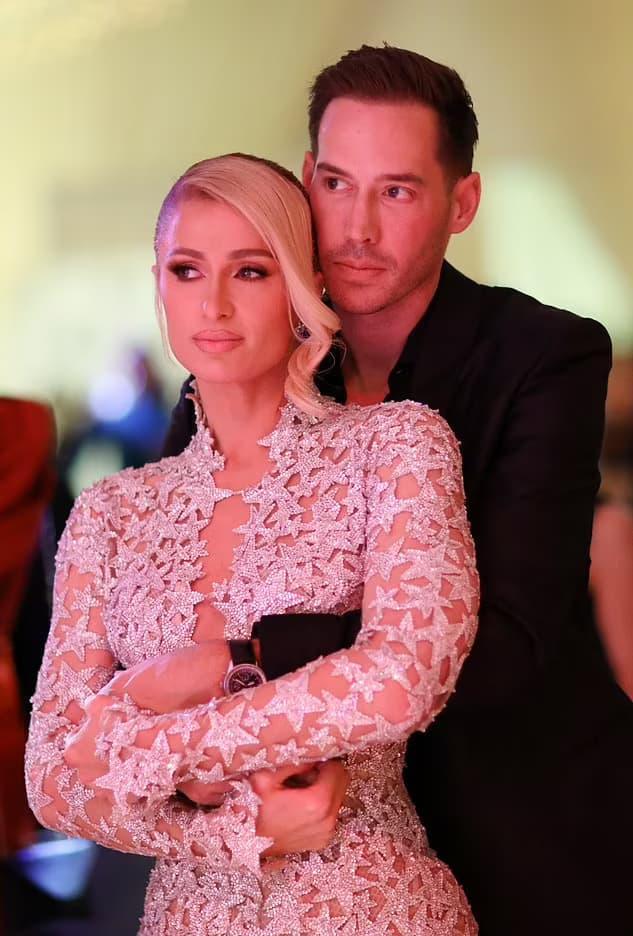 Chồng mới cưới của Paris Hilton bị khui có con riêng 9 tuổi-1