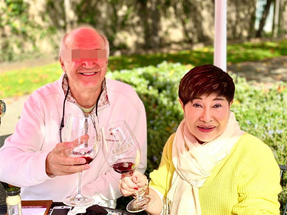 Bà bầu ly hôn Đàm Vĩnh Hưng e ấp bên người đàn ông lạ mặt-2