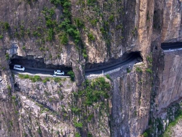 Trung Quốc: Dân ở làng biệt lập dành 15 năm mở đường xuyên núi-1