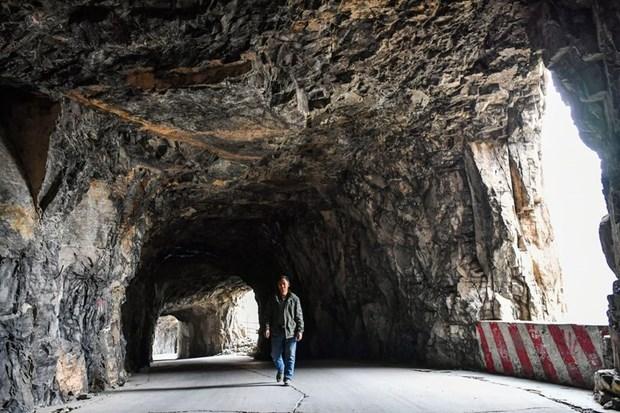 Trung Quốc: Dân ở làng biệt lập dành 15 năm mở đường xuyên núi-2