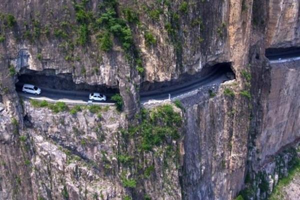 Em bé khổng lồ cô đơn giữa sa mạc Trung Quốc-4