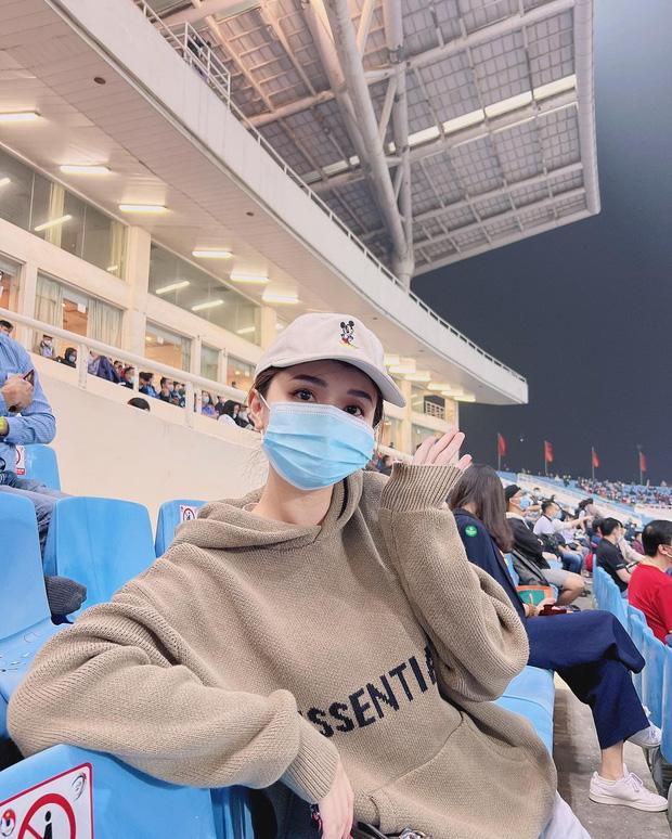 Gái xinh show body tiếp lửa ở Mỹ Đình, biết danh tính mới sốc-8