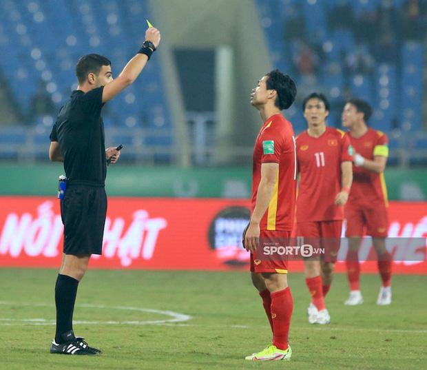 Công Phượng nổi nóng nhận thẻ vàng sau pha gạt tay trúng má đội bạn-1