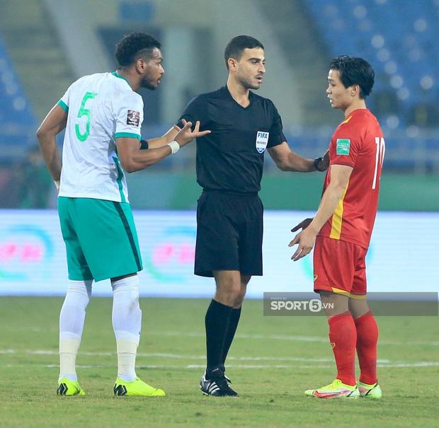 Công Phượng nổi nóng nhận thẻ vàng sau pha gạt tay trúng má đội bạn-4