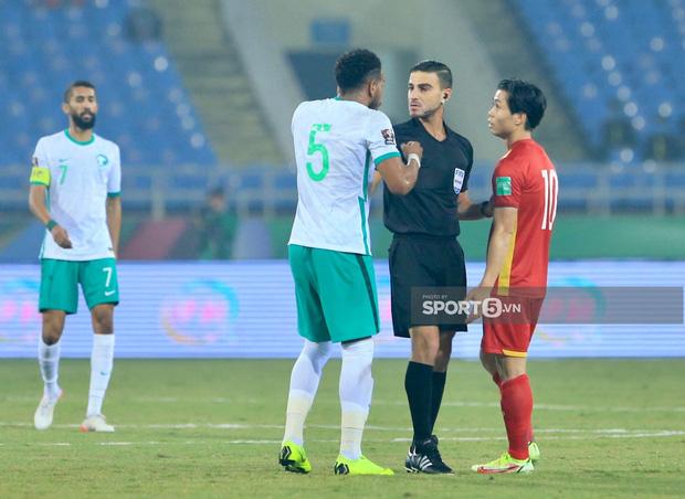 Công Phượng nổi nóng nhận thẻ vàng sau pha gạt tay trúng má đội bạn-5