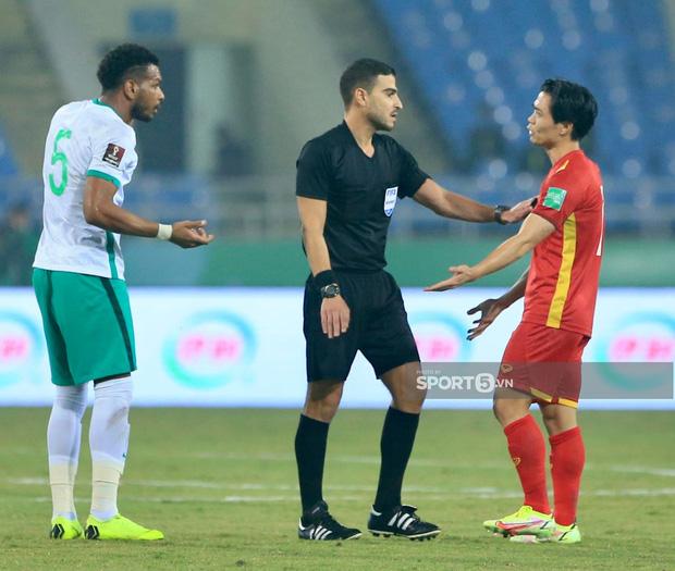 Công Phượng nổi nóng nhận thẻ vàng sau pha gạt tay trúng má đội bạn-6