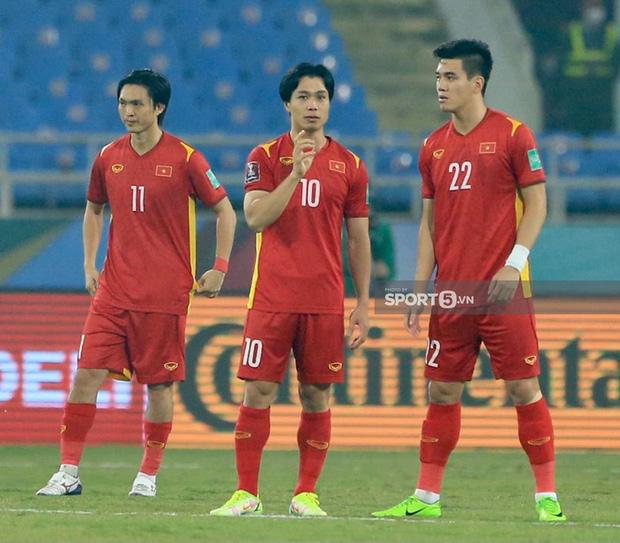 Công Phượng nổi nóng nhận thẻ vàng sau pha gạt tay trúng má đội bạn-7