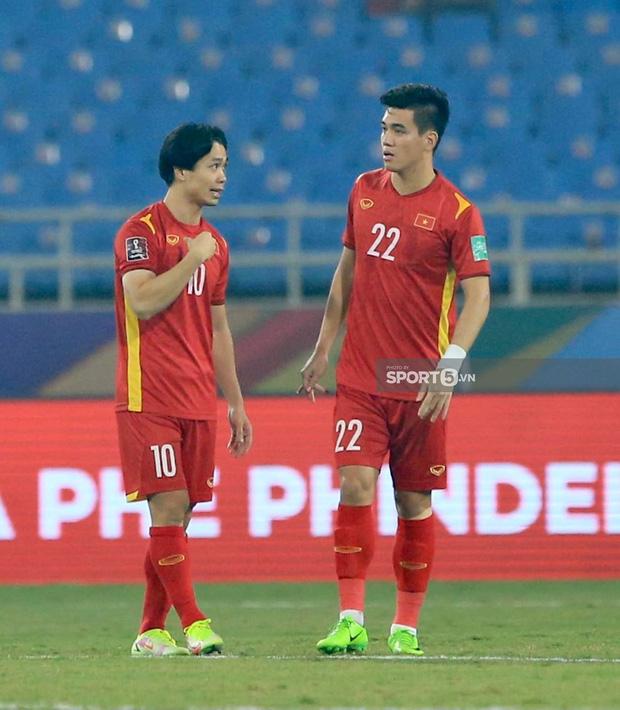 Công Phượng nổi nóng nhận thẻ vàng sau pha gạt tay trúng má đội bạn-8