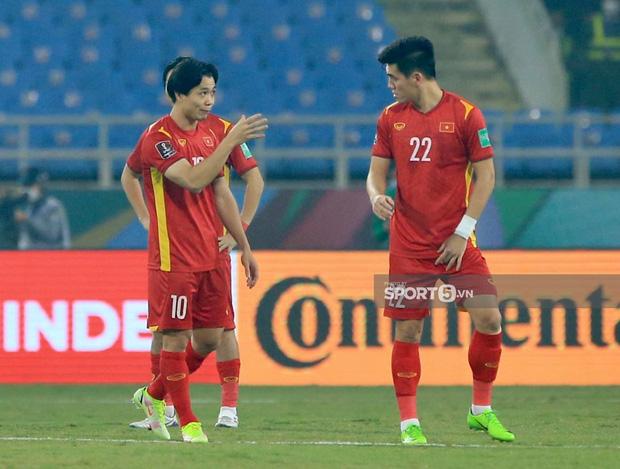 Công Phượng nổi nóng nhận thẻ vàng sau pha gạt tay trúng má đội bạn-9