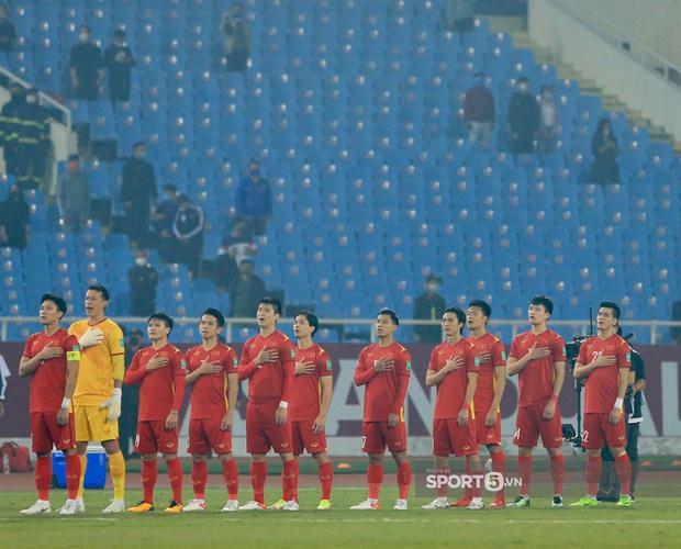 Công Phượng nổi nóng nhận thẻ vàng sau pha gạt tay trúng má đội bạn-10