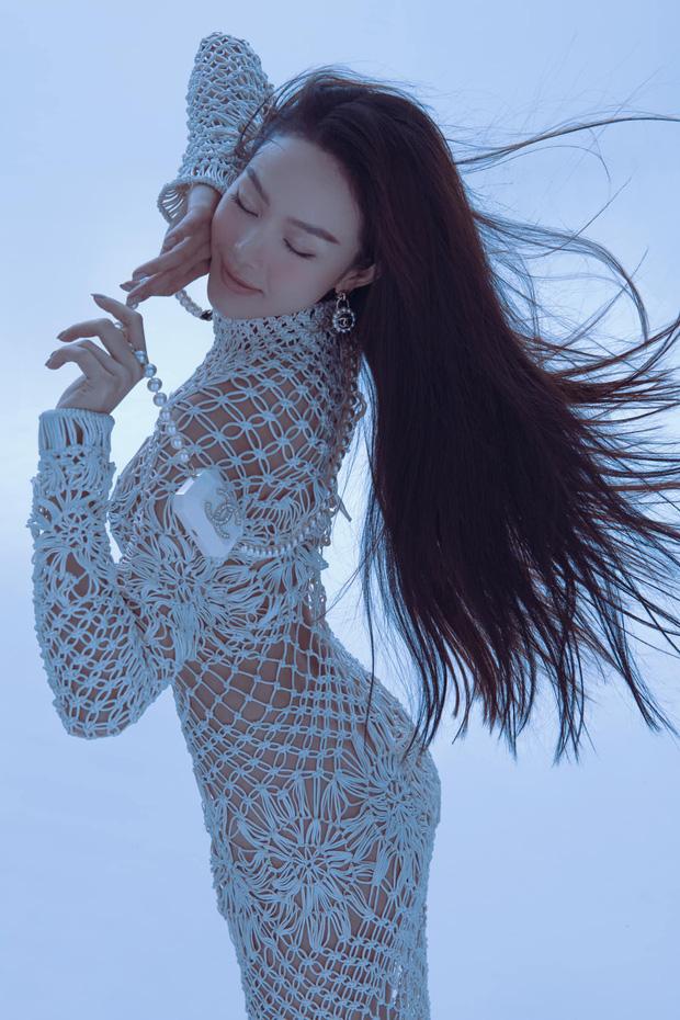 Minh Hằng tung ảnh gây lú: Diện style lưới đánh cá nhưng quên sạch nội y?-3