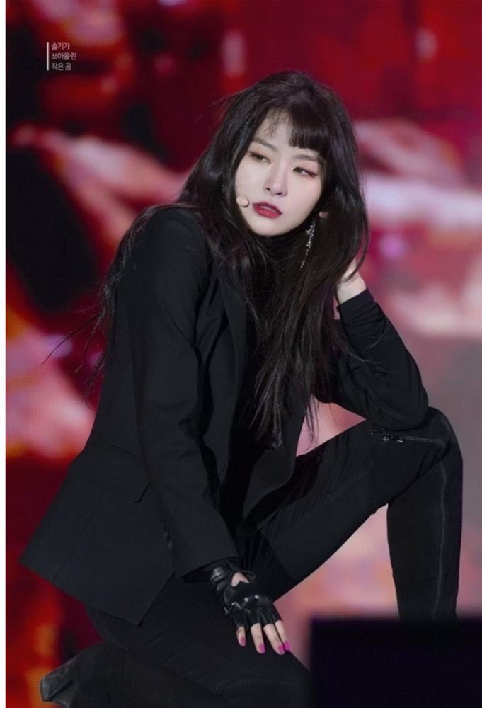 Shin Min Ah, BLACKPINK diện áo cổ lọ đơn giản mà đẹp nhức nách.-7