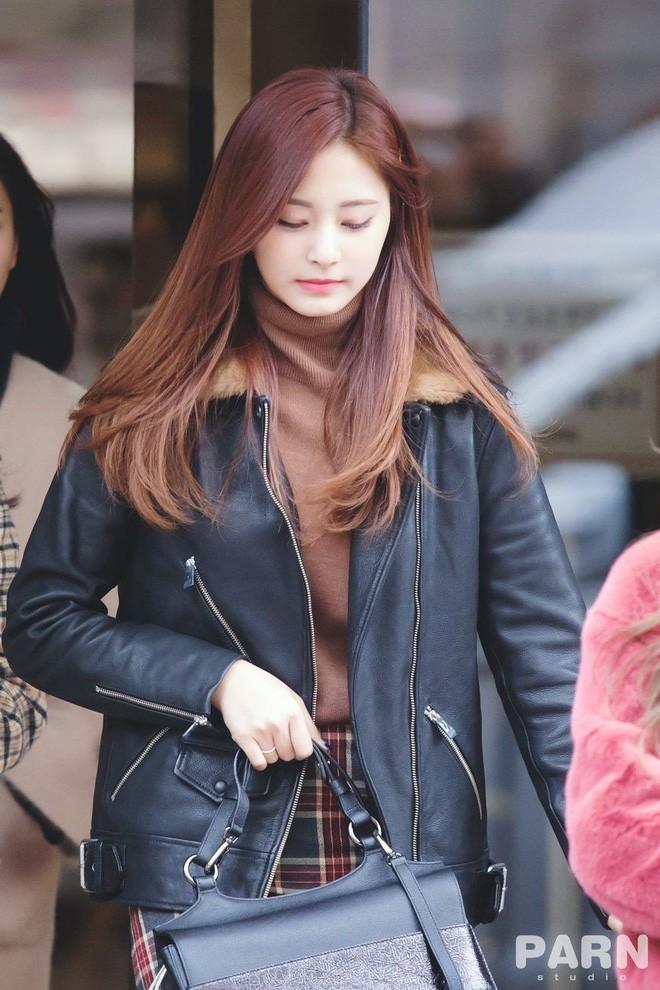 Shin Min Ah, BLACKPINK diện áo cổ lọ đơn giản mà đẹp nhức nách.-9