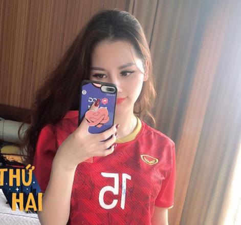 Gái xinh show body tiếp lửa ở Mỹ Đình, biết danh tính mới sốc-5