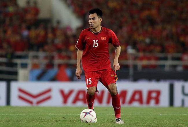 Gái xinh show body tiếp lửa ở Mỹ Đình, biết danh tính mới sốc-4