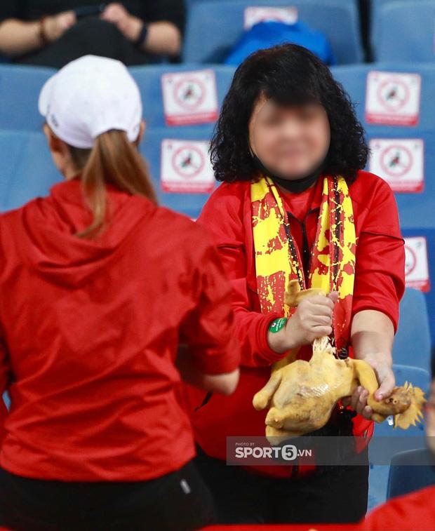 CĐV Việt Nam lập đàn cầu may, mở tiệc chén gà luộc trên khán đài-2