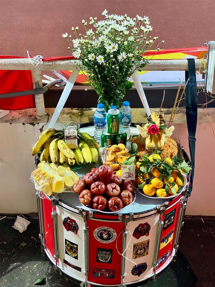 CĐV Việt Nam lập đàn cầu may, mở tiệc chén gà luộc trên khán đài-3