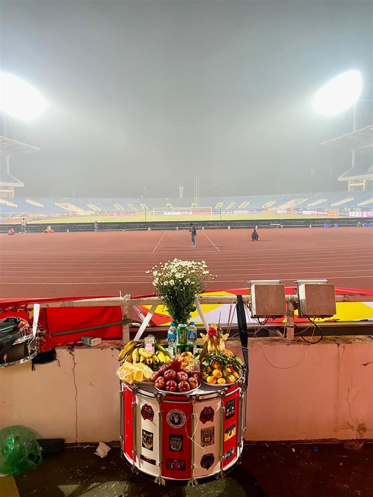 CĐV Việt Nam lập đàn cầu may, mở tiệc chén gà luộc trên khán đài-4