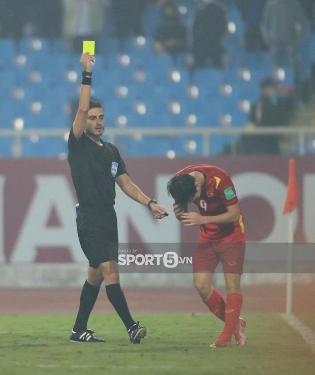 Văn Toàn tiết lộ tình trạng cơ cực khi vừa ngã vừa nhận thẻ vàng-1