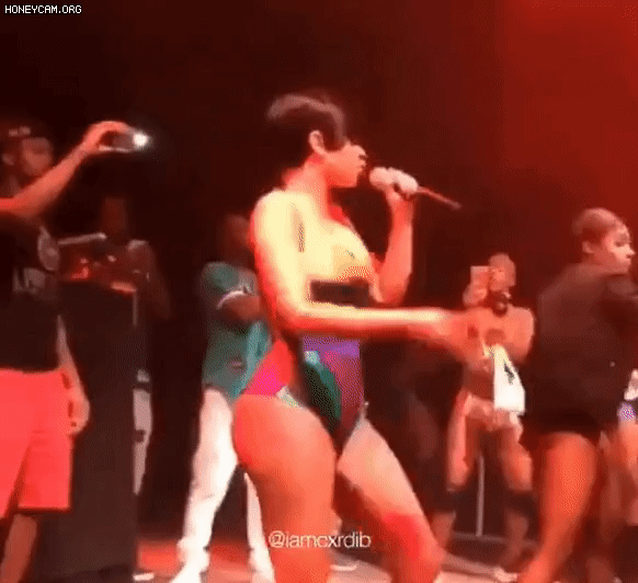 Nữ rapper đình đám úp bàn tọa siêu to khổng lồ vào mặt fan nam-2