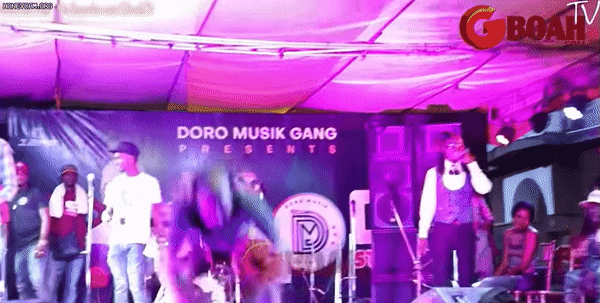 SỐC: Khán giả điên loạn leo lên sân khấu đại tiện như toilet công cộng-3