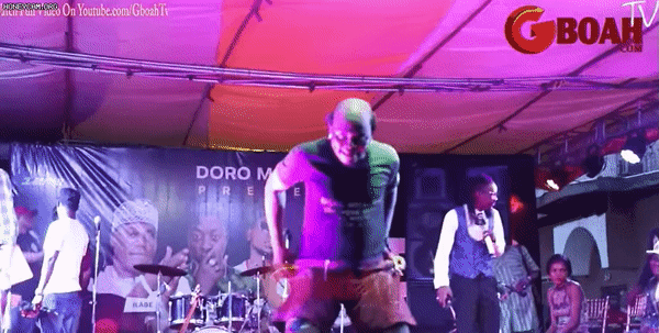 SỐC: Khán giả điên loạn leo lên sân khấu đại tiện như toilet công cộng-4