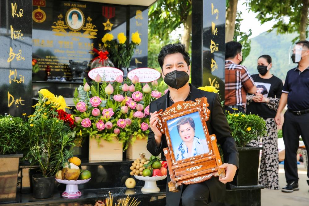 Ngọc Sơn làm lễ hạ huyệt cho mẹ sau thời gian giãn cách-2