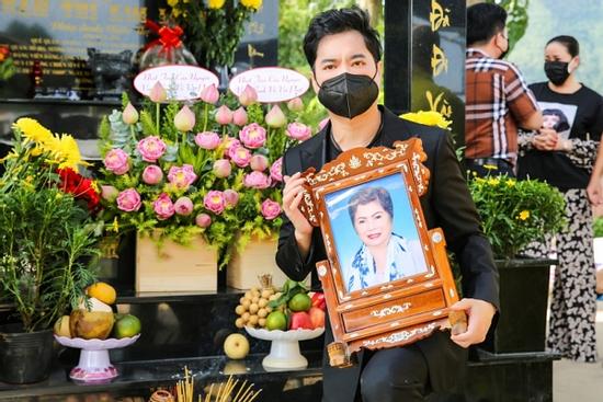 Ngọc Sơn làm lễ hạ huyệt cho mẹ sau thời gian giãn cách