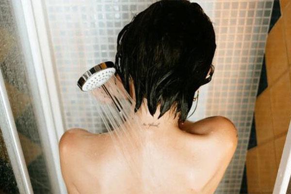 Lén quay clip bạn gái đang tắm, 3 năm sau nhắn tin tống tiền-1